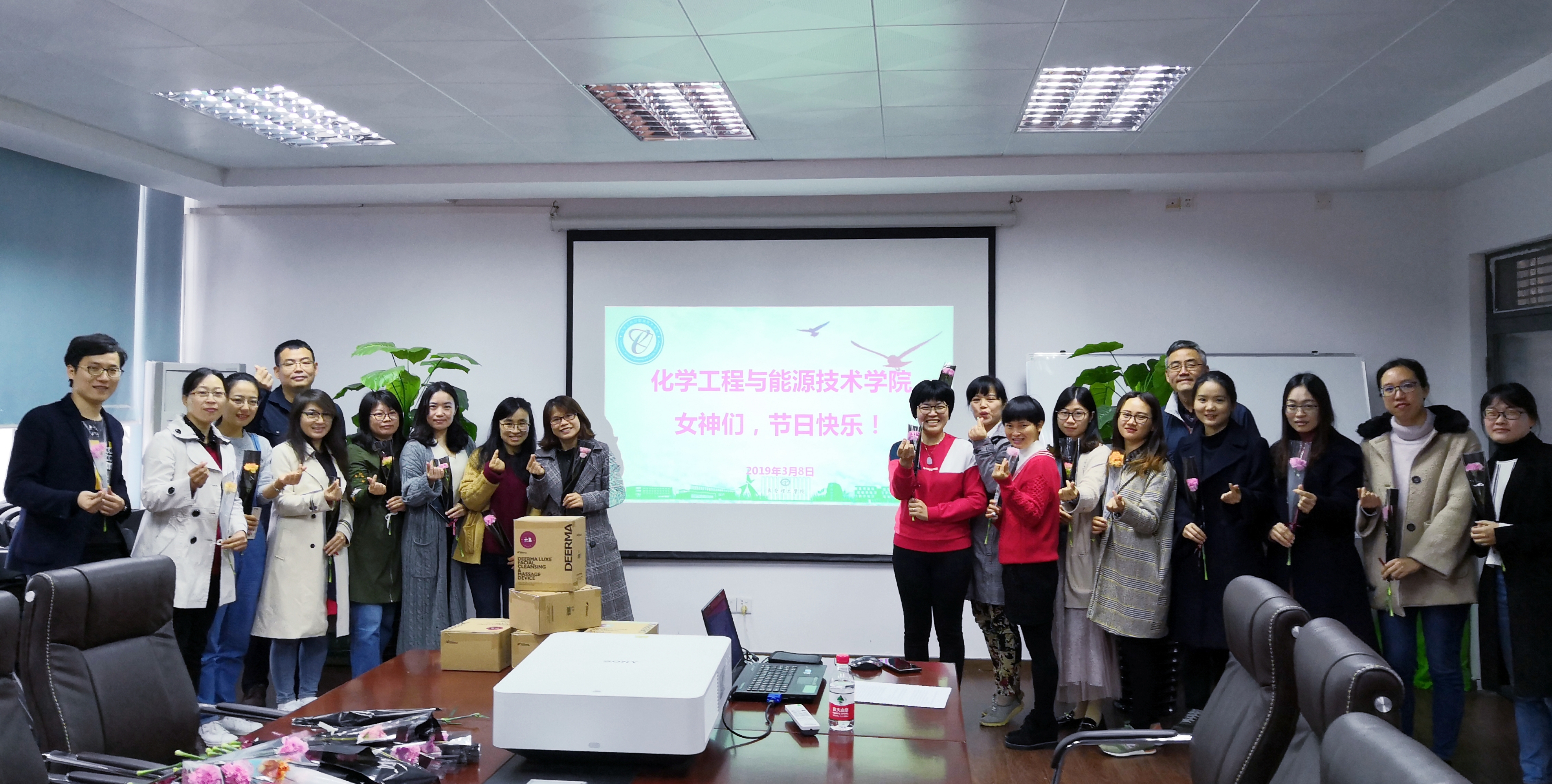 化能巨乳美女
女教工欢庆国际妇女节1.jpg