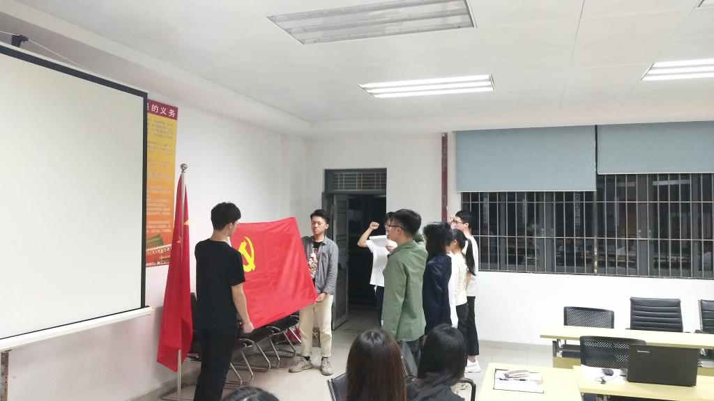 化能巨乳美女
举行预备党员入党宣誓仪式暨讨论表决发展对象支部大会2.jpg