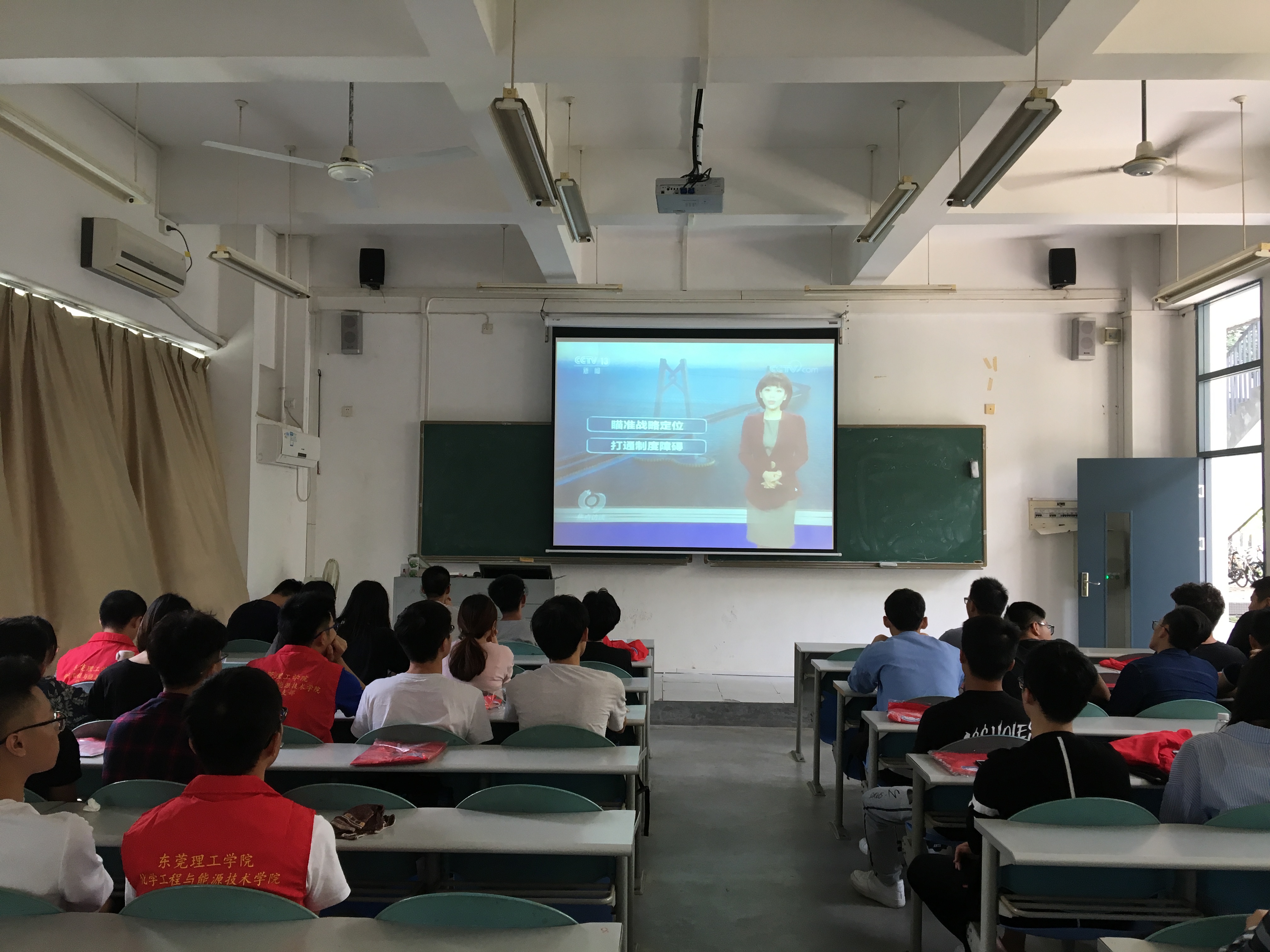 化能巨乳美女
学生党支部召开-粤港澳大湾区发展规划纲要-专题学习会1.jpg
