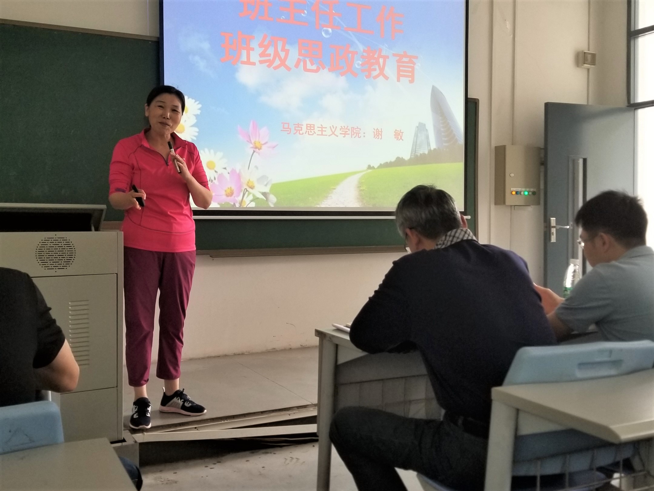 化能巨乳美女
召开党员政治学习暨班主任培训3-0.jpg