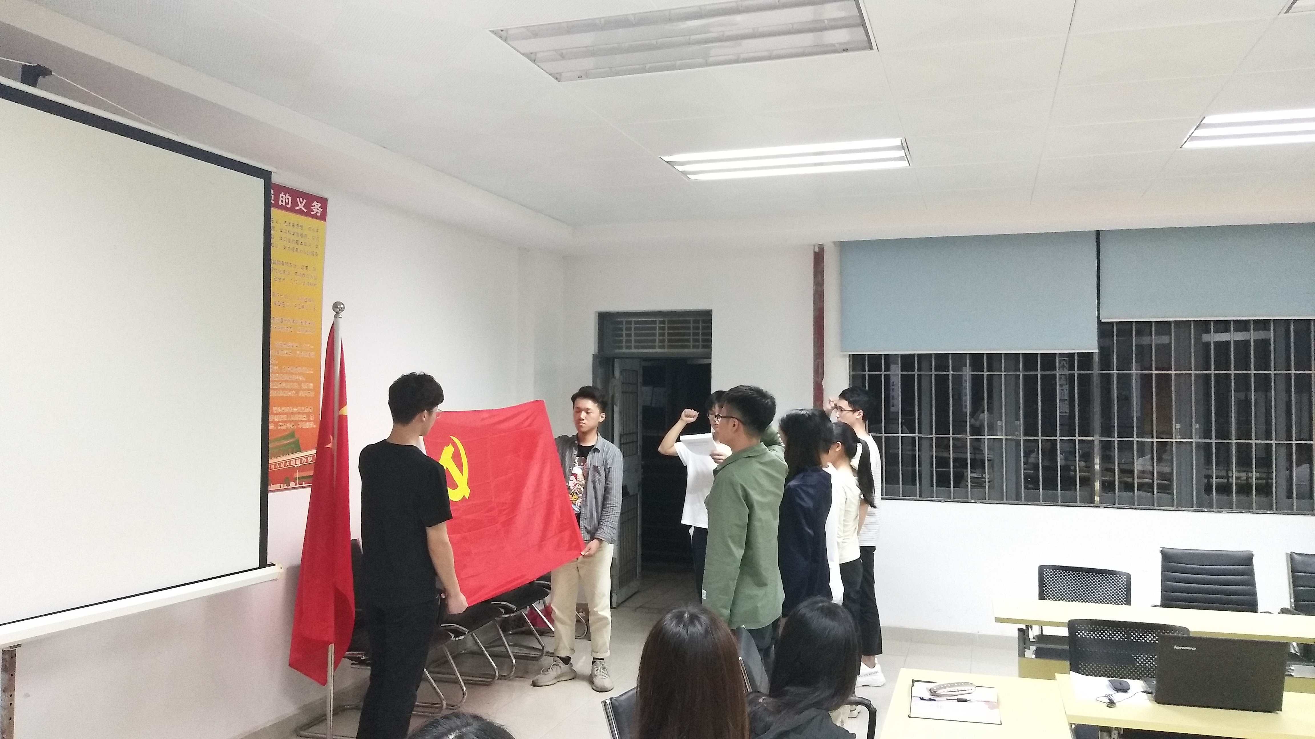 化能巨乳美女
举行预备党员入党宣誓仪式暨讨论表决发展对象支部大会2.jpg