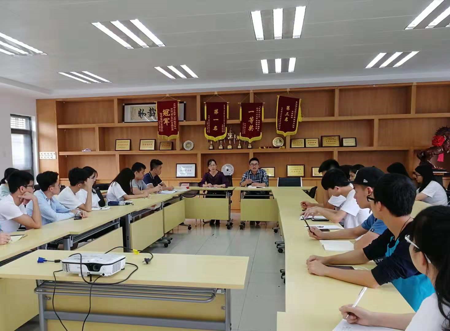 化能巨乳美女
召开第49期校党课培训动员会议1.jpg