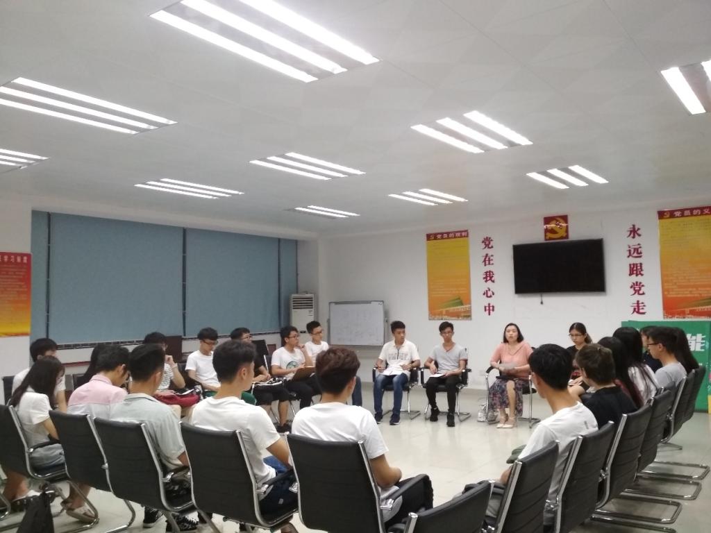 化能巨乳美女
举行2017级学风考风班风建设交流会2.png