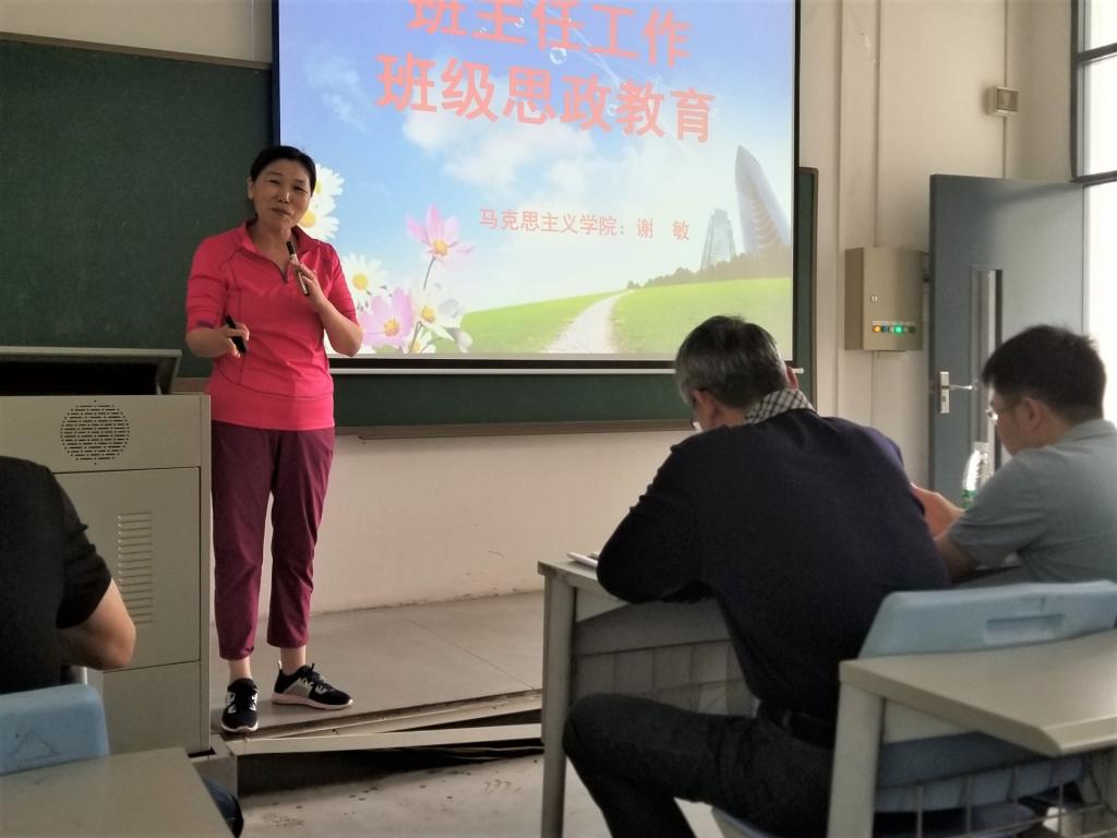 化能巨乳美女
召开党员政治学习暨班主任培训3-0.jpg