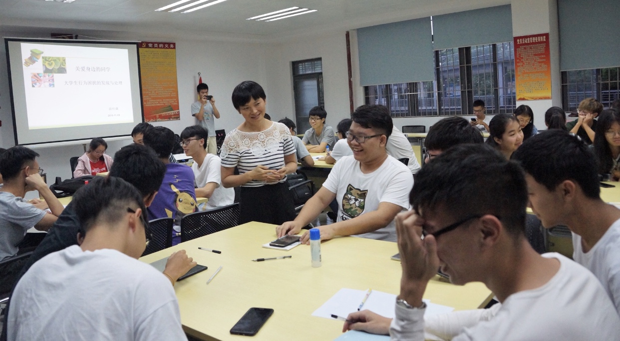 化能巨乳美女
举行心理委员培训会3.jpg