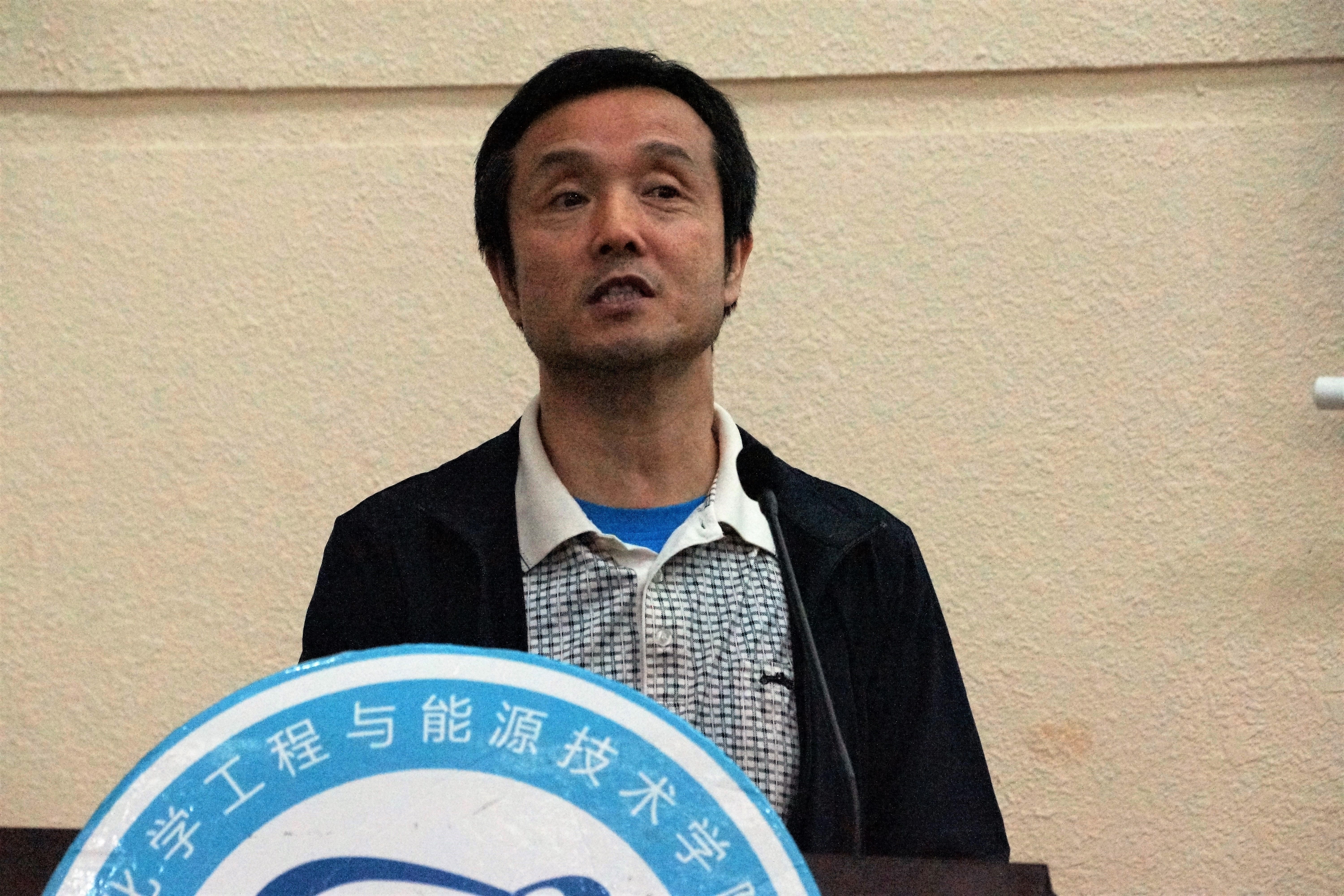 化能巨乳美女
党总支书记深入学生支部讲党课1.jpg