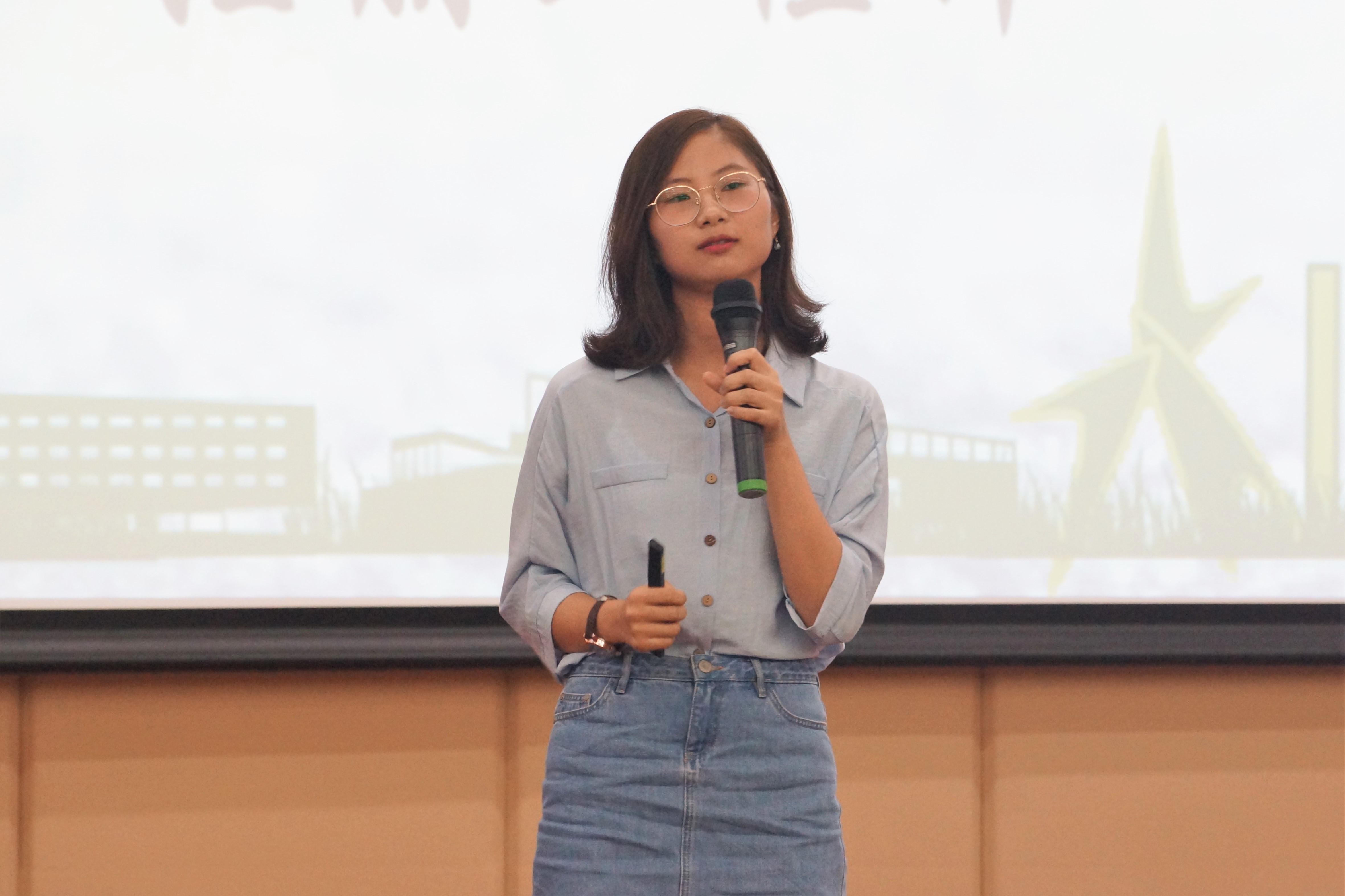 化能巨乳美女
举办学长-学习经验-生活技巧-分享会4.jpg