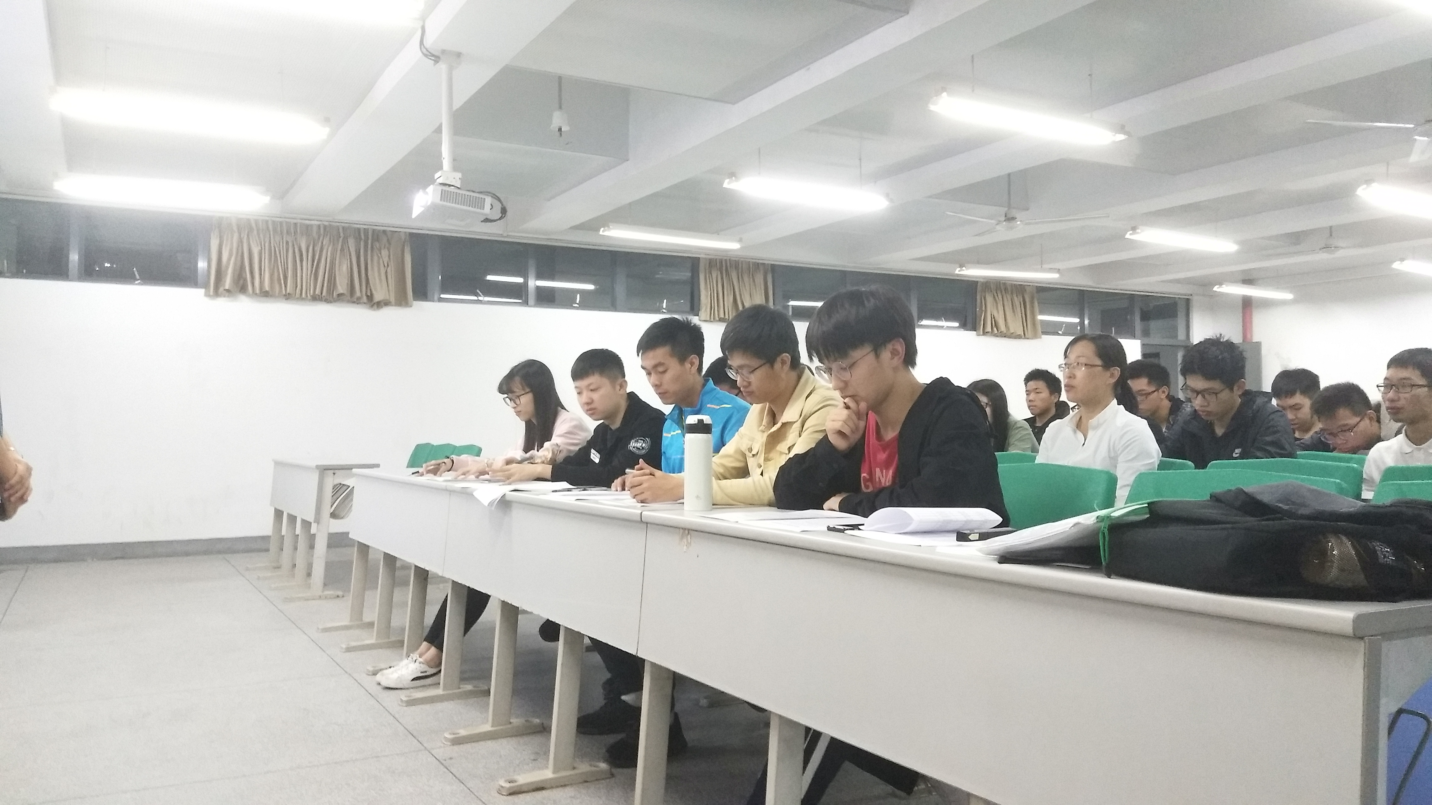 化能巨乳美女
学生党支部顺利召开预备党员转正答辩大会2.jpg