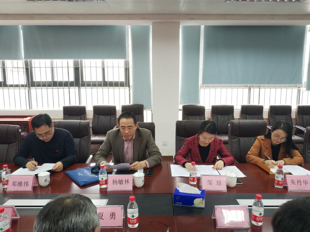 巨乳美女
党总支召开2018年度党员领导干部民主生活会2.jpg
