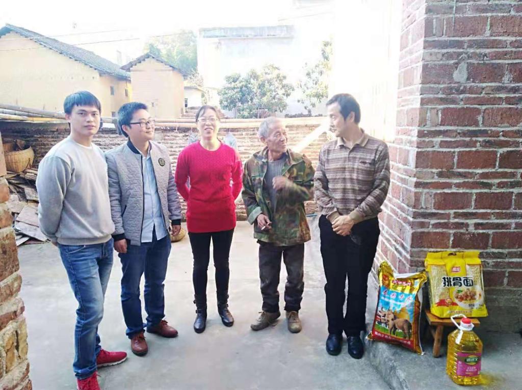 化能巨乳美女
党总支第四次赴韶关斗湾村慰问对口帮扶农户1.png